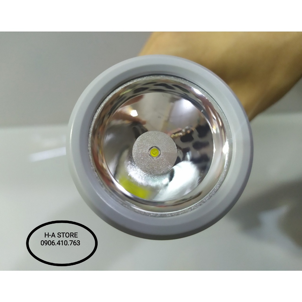 Đèn pin sạc DP 9162 cầm tay bên hông đèn có 3 bóng led