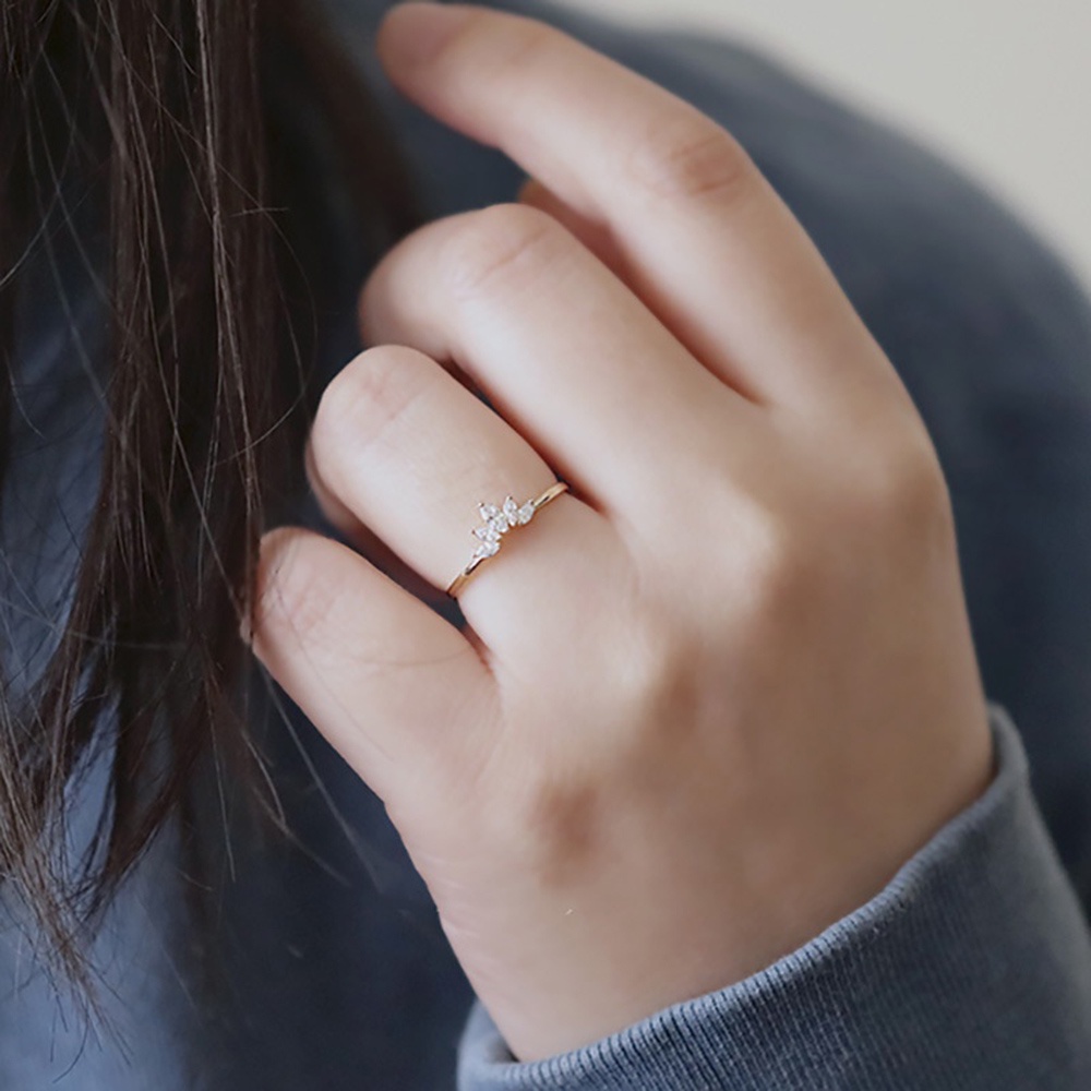 Nhẫn Đính Hôn Bằng Thép Titanium Mạ Vàng Đính Đá Zircon Hình Hoa Đơn Giản Thời Trang Cho Nữ