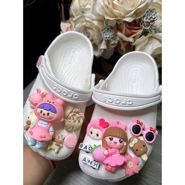 Dép croc" full charm pony tím,cô gái váy hồng