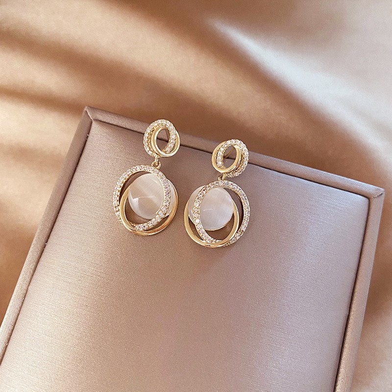 Khuyên tai đính đá hình