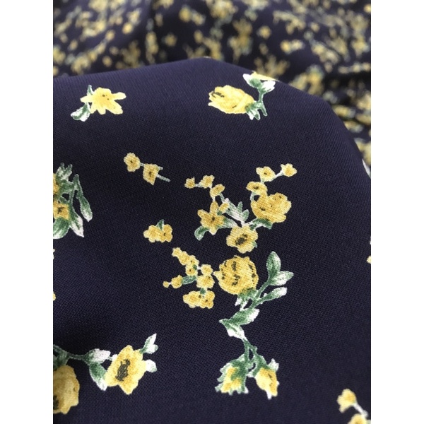 Vải lụa Hàn hoa nhí vàng nền xanh đen mềm rũ dày vừa (khổ 1m5) may đầm váy ,áo dài đẹp sang