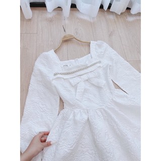 Váy xốp gấm trắng cổ vuông