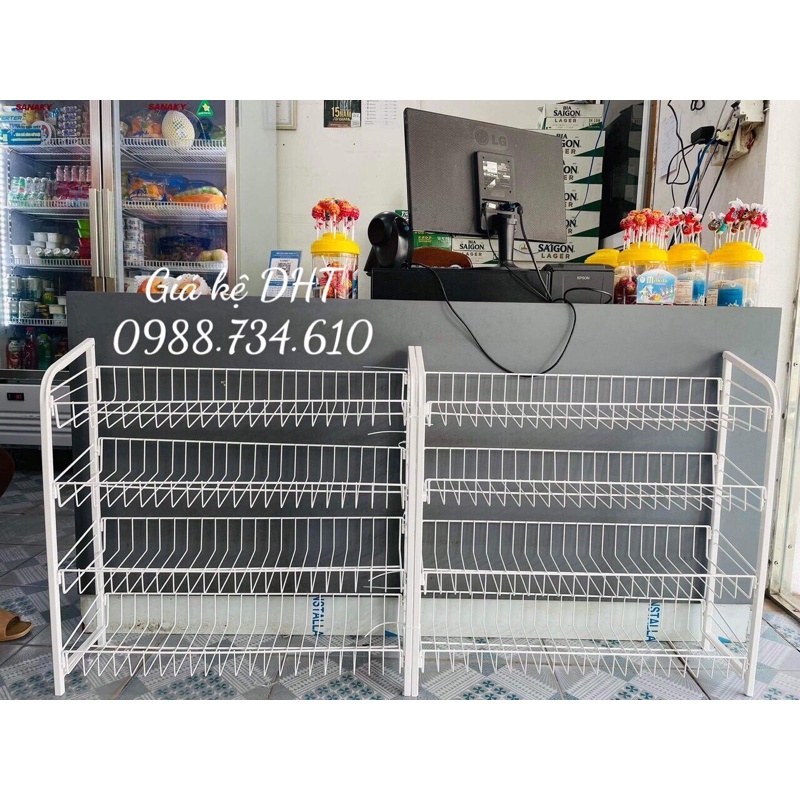 Giá kệ nhỏ phía trước quầy thu ngân