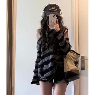 Áo len xám sọc đen dáng dài rách kiểu