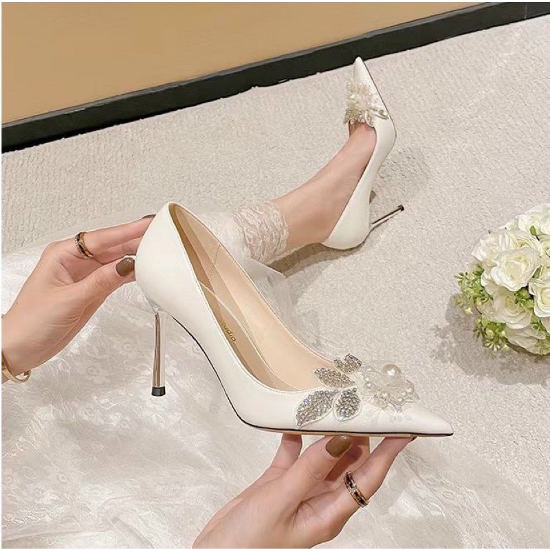 Giày trắng cao gót