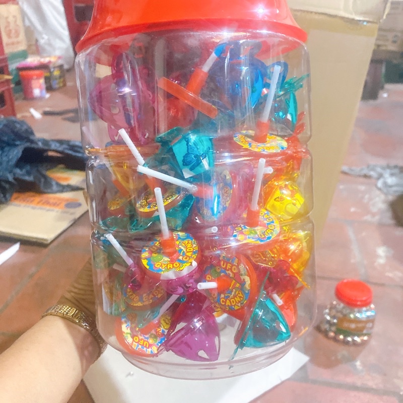 Lọn50 que kẹo mút kèm đồ chơi siêu đẹp