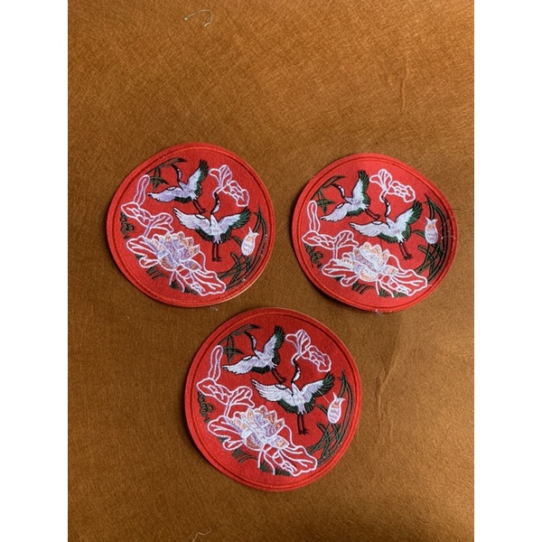 sticker thêu là ủi tròn 2 cò màu đỏ