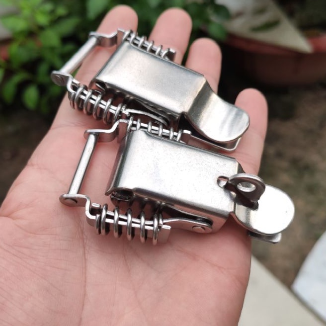 Khoá gài nhanh inox 304 dạng lò xo size 76*47mm tặng kèm vít inox.
