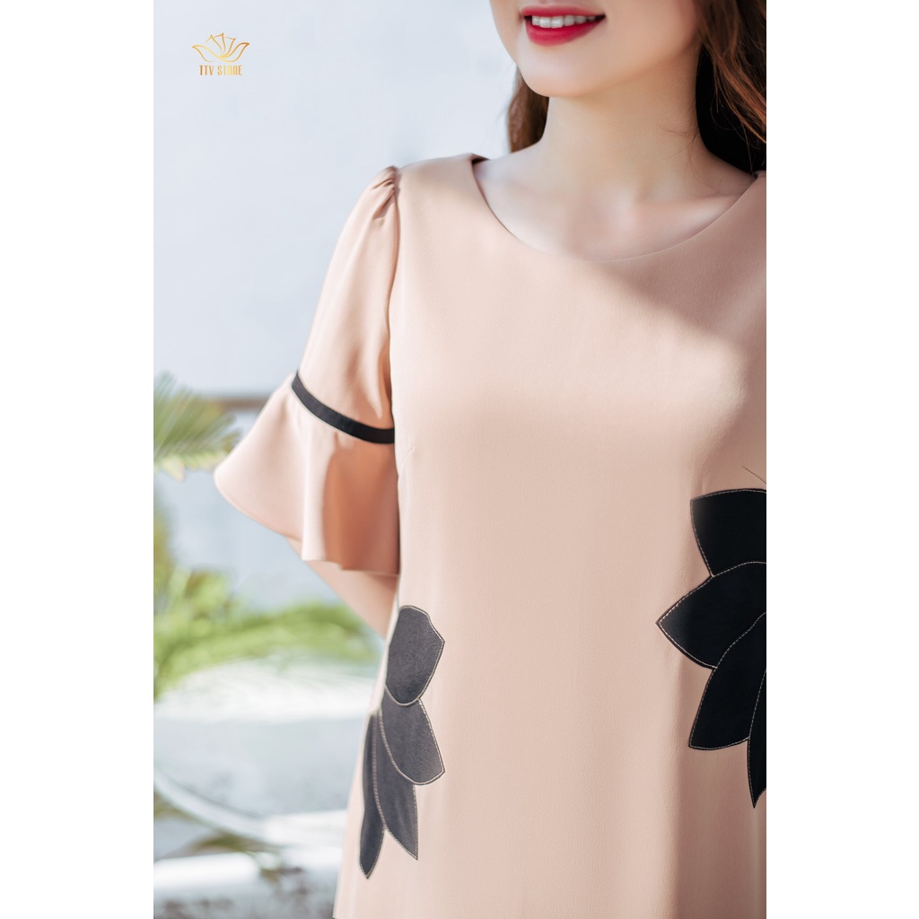Đầm suông thòi trang trung niên TTV Store TTV1187 thiết kế cổ tròn tay bèo gam màu Kem hoa đen