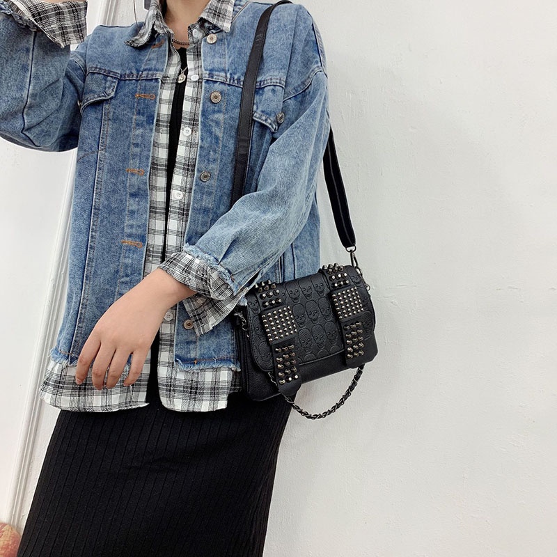 Túi Đeo Chéo Màu Đen Đính Đinh Tán Phong Cách retro Cho Nữ