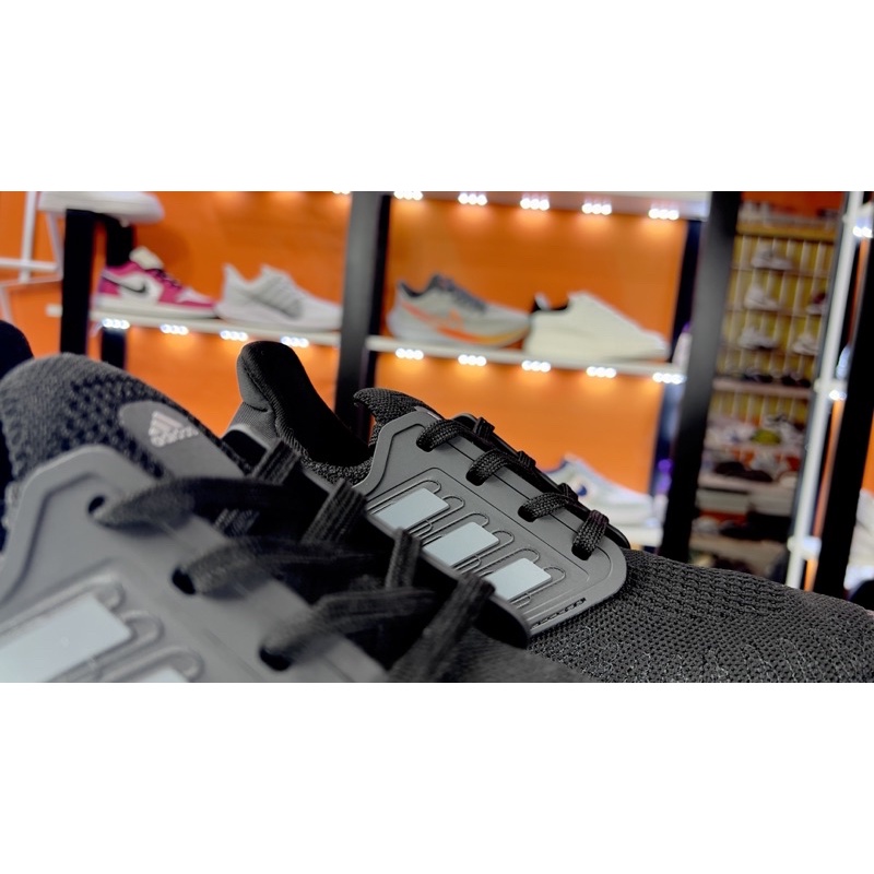 GIÀY SNEAKER ULTRABOOST 6.0 ĐEN KÈM BỘ QUÀ TẶNG GIÁ TRỊ