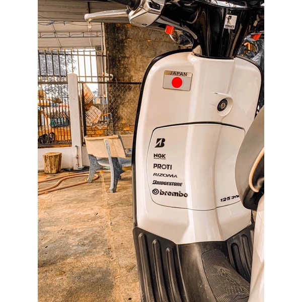 Tem logo trắng đen trang trí xe các thương hiệu nổi tiếng.