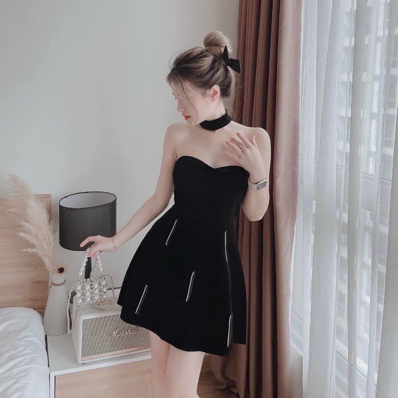 Đầm nhung cúp ngực dáng xòe đính đá kèm dây đeo cổ cực xinh , chất nhung cứng dày dặn