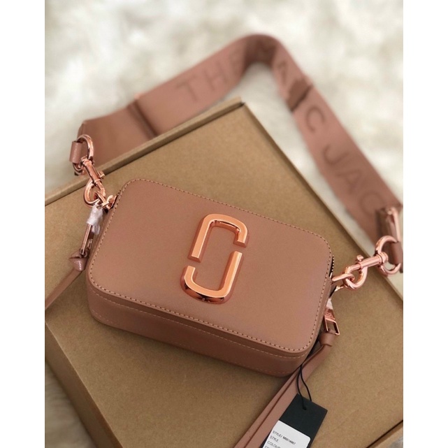 Túi đeo chéo mác màu nude sang chảnh