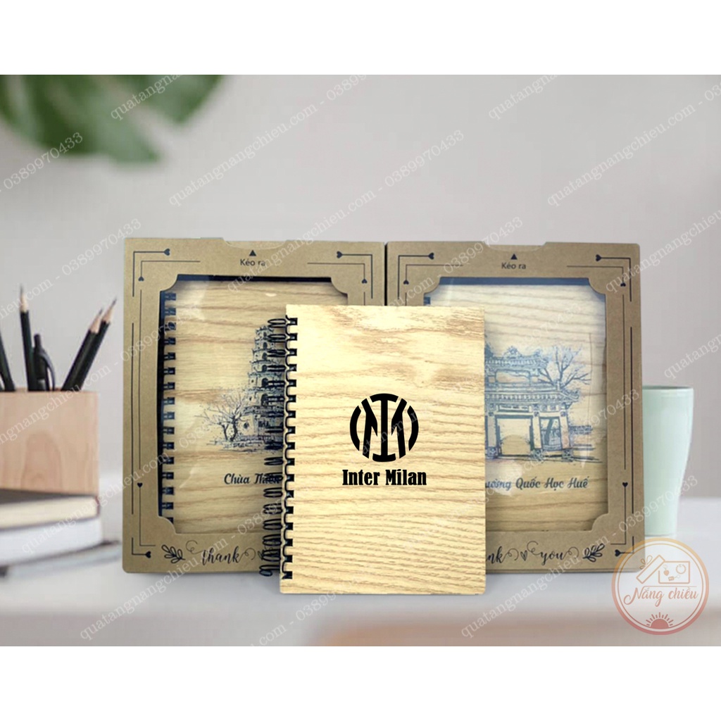 Sổ bìa gỗ in Logo các CLB bóng đá nổi tiếng thế giới như Manchester United, AC Milan, Real Madrid, Barcelona
