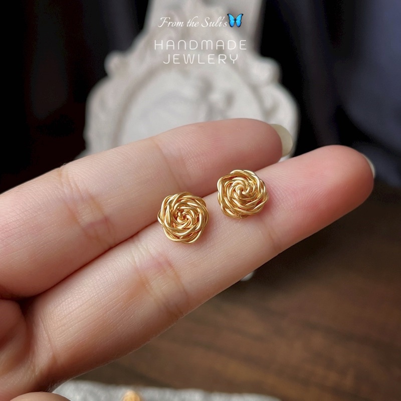 Khuyên tai ghim bọc cao su hoa hồng thủ công