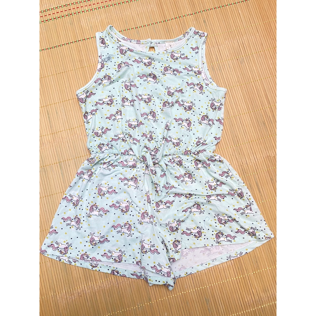 Áo liền quần bé gái vải họa tiết xinh, thắt nơ eo, hàng xuất khẩu liên hệ shop tư vấn size - áo bị dính dơ nhỏ