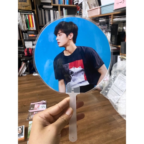 Astro goods Quạt cầm tay những member như hình.