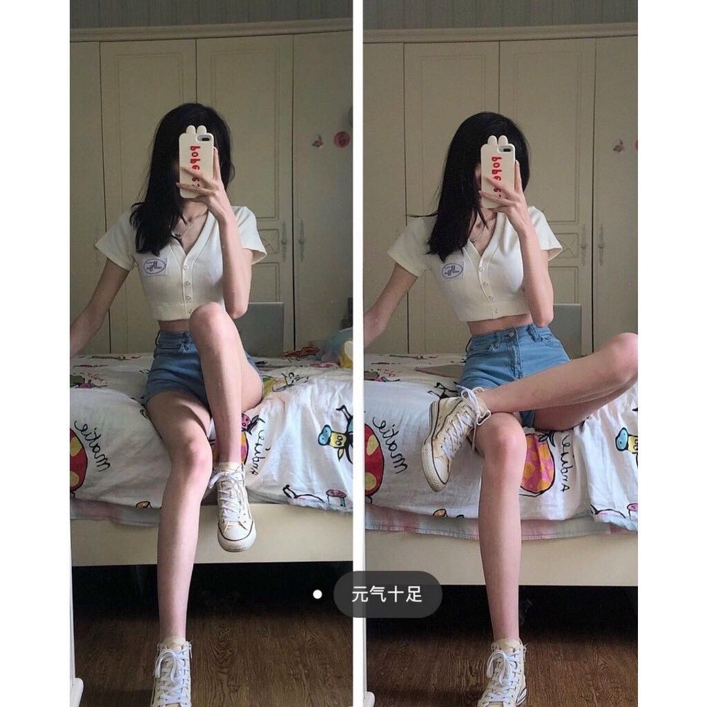 Áo Croptop Cổ Tim Nút Thêu