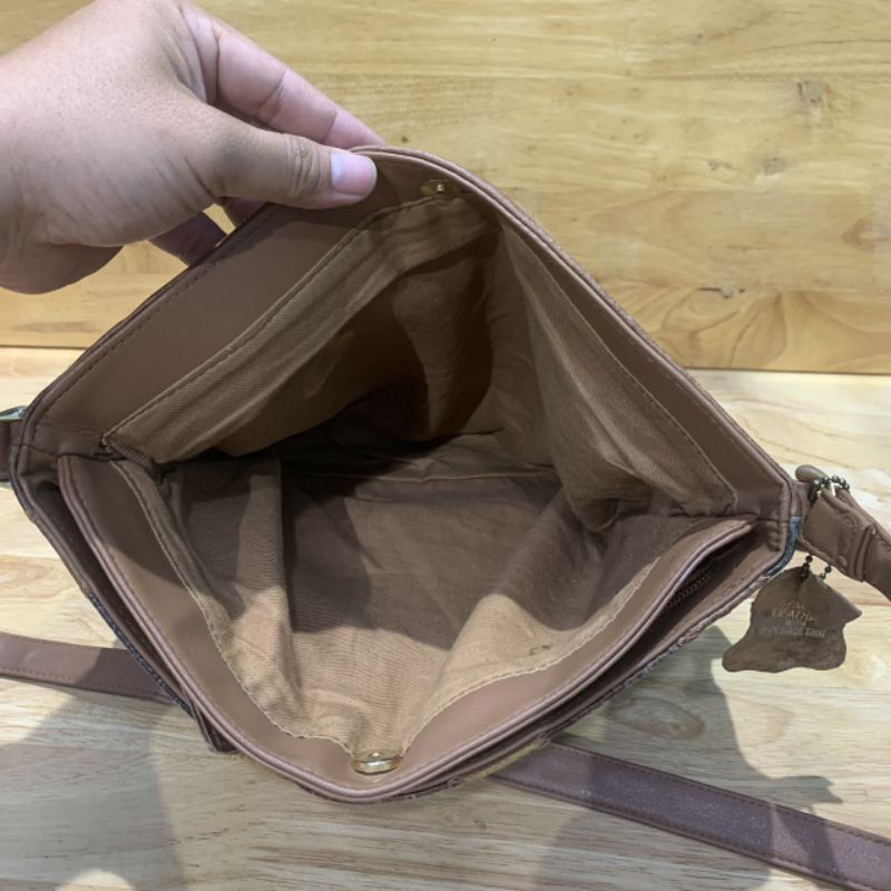 Túi đeo chéo nữ hoa văn da thật secondhand  18211122