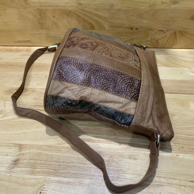 Túi đeo chéo nữ hoa văn da thật secondhand  18211122