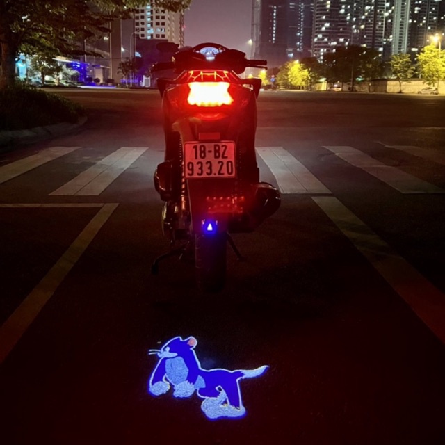 ĐÈN CHIẾU HÌNH CHUYỂN ĐỘNG GẮN XE không dây,pin sạc,bao chất