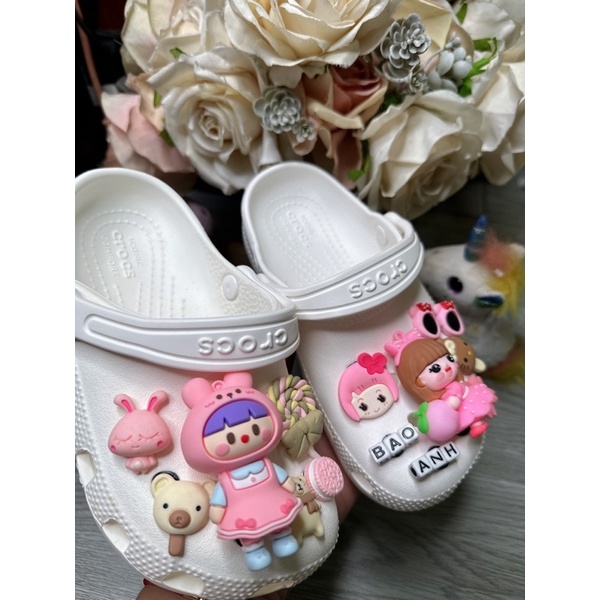 Dép croc" full charm pony tím,cô gái váy hồng