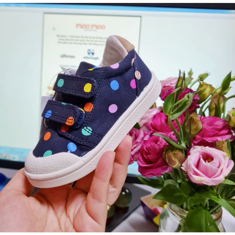 Giày vải họa tiết chấm bi, đế cao su ép phun, chuẩn xuất