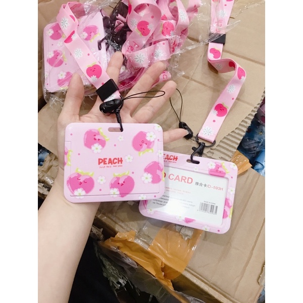 Sỉ 5 đeo thẻ ngang cao cấp hoạ tiết gấu dâu, đoremon, quả đào