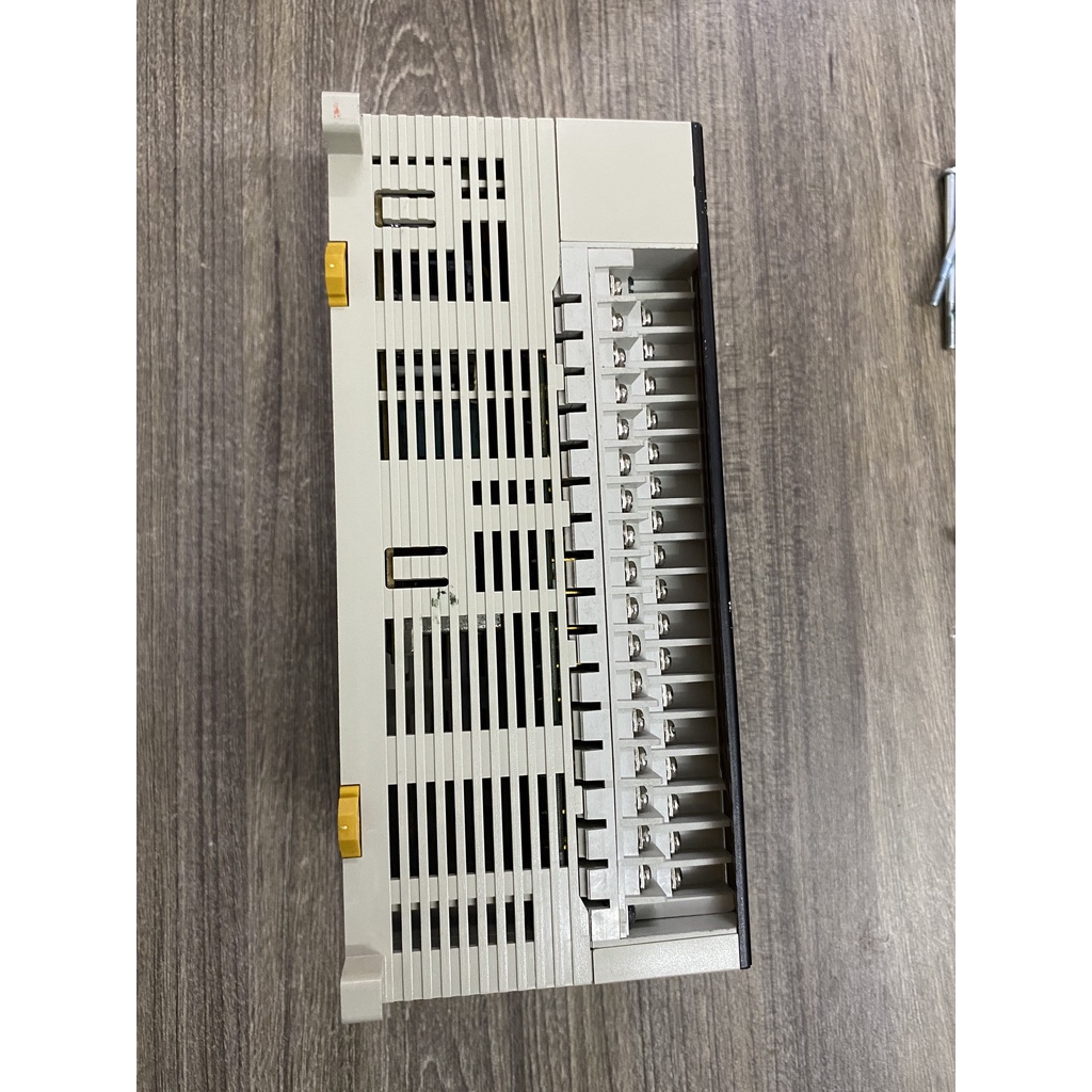 PLC  OMRON CPM2AE-60CDR-A  nguồn 220VAC ngõ ra RELAY  60 I/O tháo máy