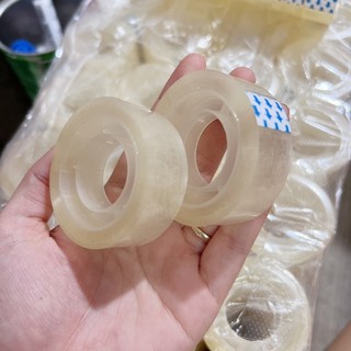 Cuộn băng keo trong văn phòng 25y