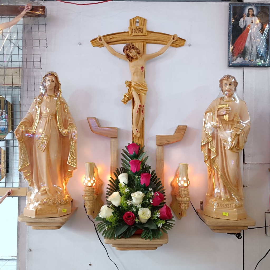 Bộ bàn thờ gỗ sồi hình cánh tay vươn lên, 3 tượng Đức Mẹ, Thánh Giuse,(50cm) Thánh Giá Chúa 70cm màu nâu gỗ