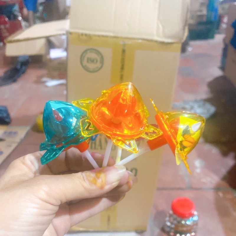 Lọn50 que kẹo mút kèm đồ chơi siêu đẹp