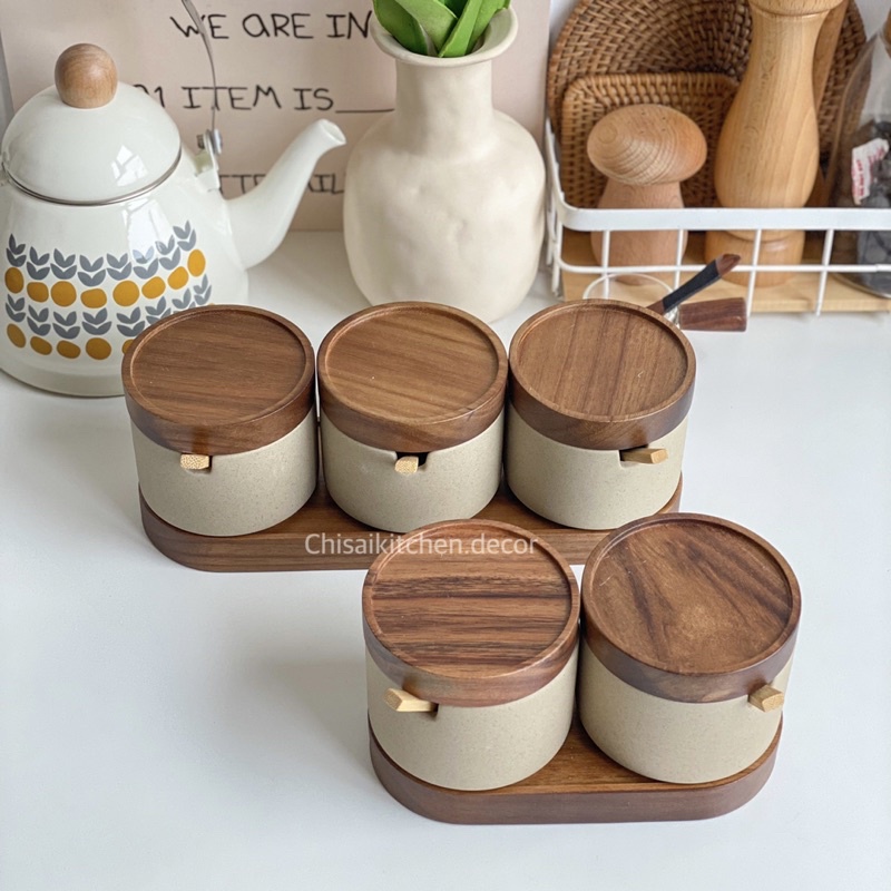 Set đựng gia vị gốm be nhà bếp kèm khay gỗ nguyên khối