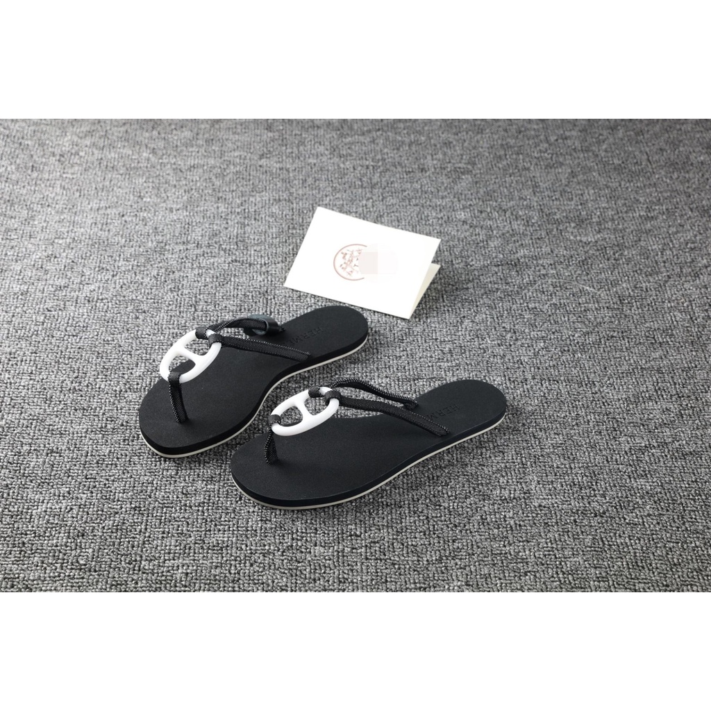 Dép Xỏ Ngón Đế Bằng Khóa Vuông Hình Mũi Heo