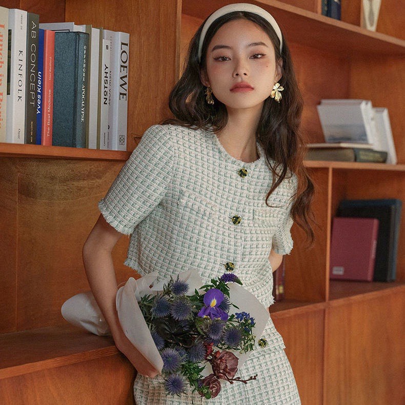 Set áo croptop dạ tweed ngắn tay cài cúc kim loại kèm quần đùi màu xanh caro Hachie