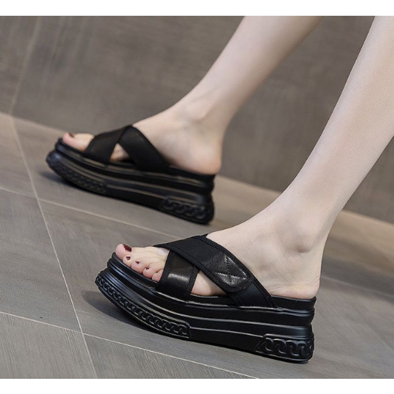 Dép đế xuồng bánh mì quai chéo