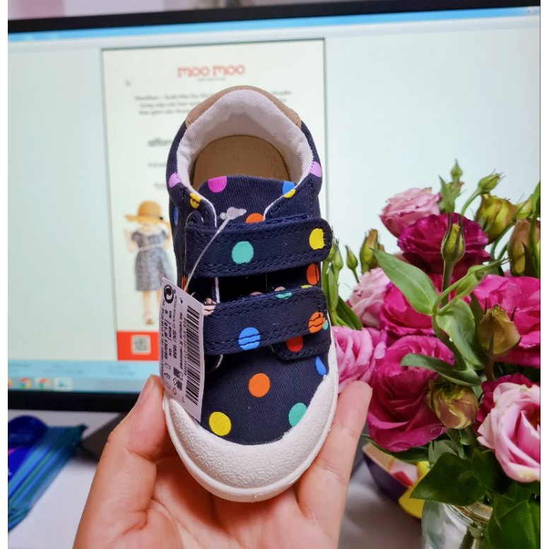 Giày vải họa tiết chấm bi, đế cao su ép phun, chuẩn xuất