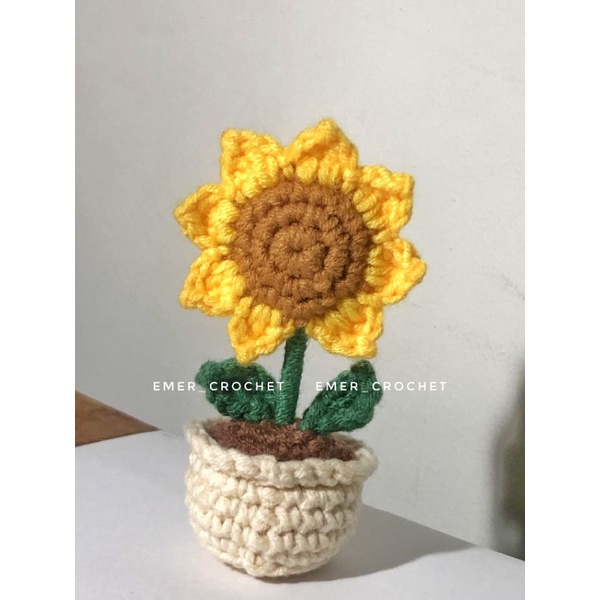 Chậu hoa hướng dương bằng len