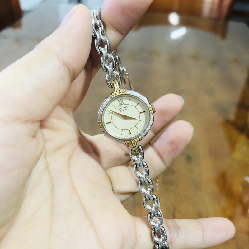 Đồng hồ nữ si nhật dáng lắc tay hiệu Seiko