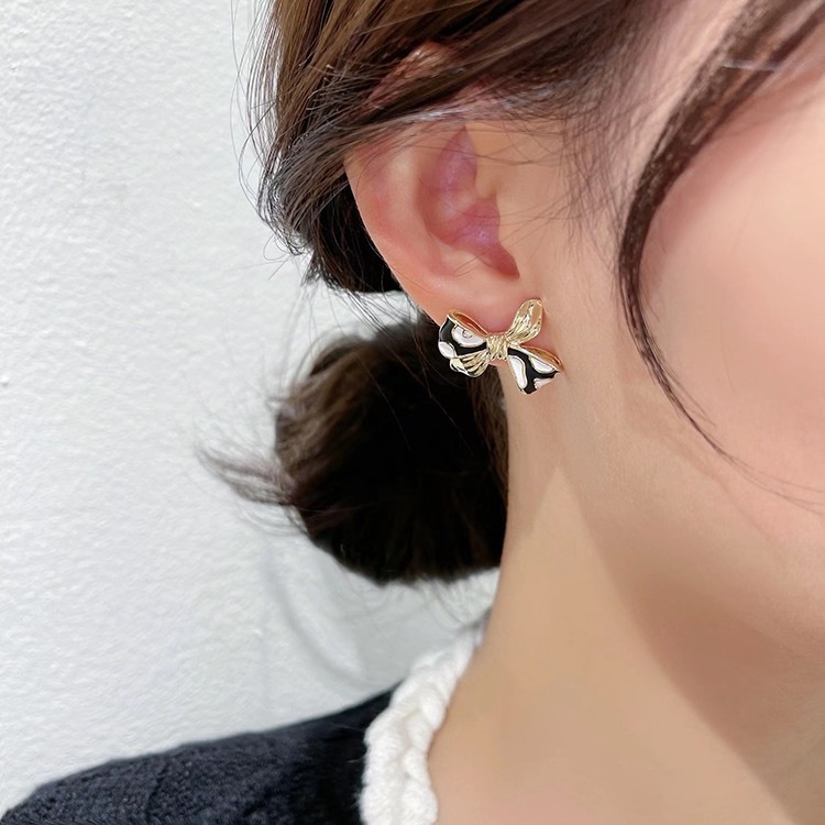 Bông Tai Hình Chú Bò Sữa Đính Nơ Xinh Xắn Thời Trang Mùa