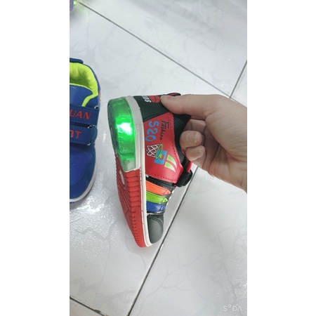 Giày bé trai có đèn màu đỏ