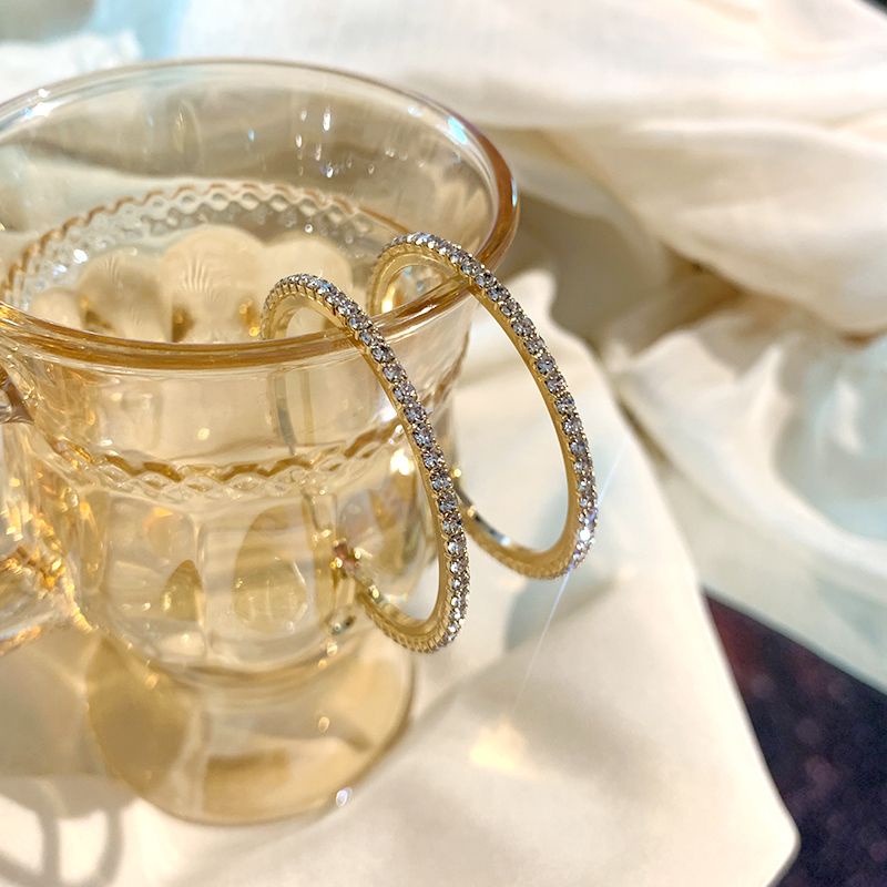 Khuyên tai nữ, Bông tai tròn to đính đá phong cách Âu Mỹ