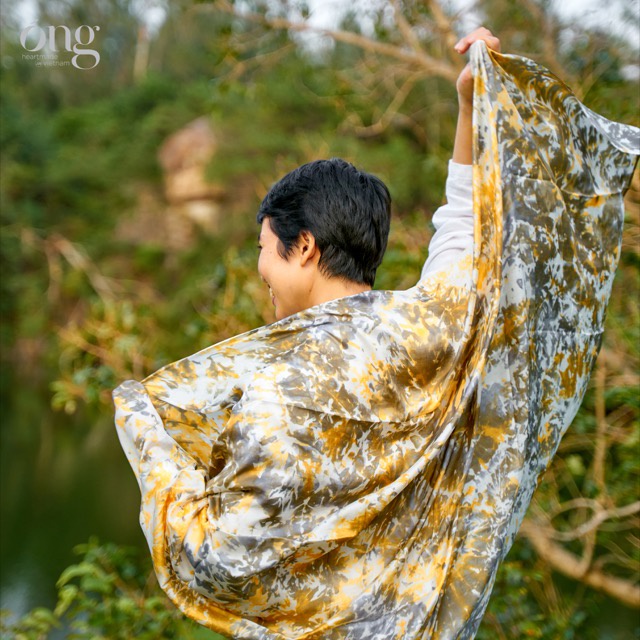 Khăn lụa nhuộm loang Stain nghê thuật-Óng Silk-Chất lụa trơn bền chặt, mịn ấm mùa đông mát mùa hè, mượt mà trên da, an t