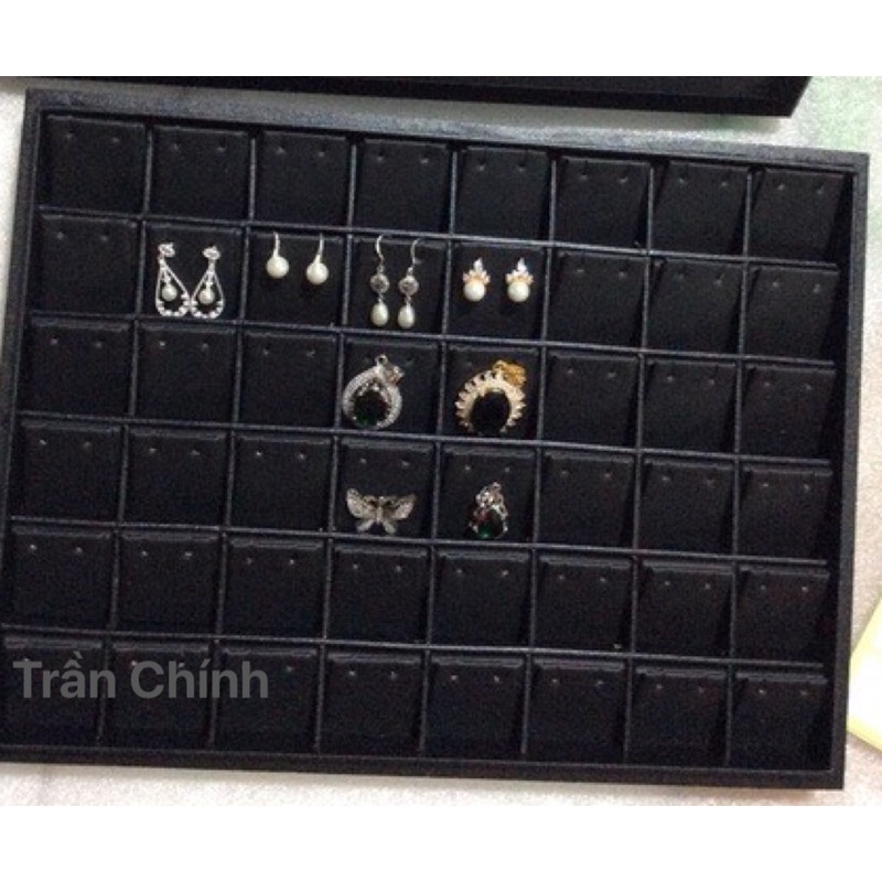 khay da có nắp khay có 48 ô trưng bông tai và mặt dây chuyền