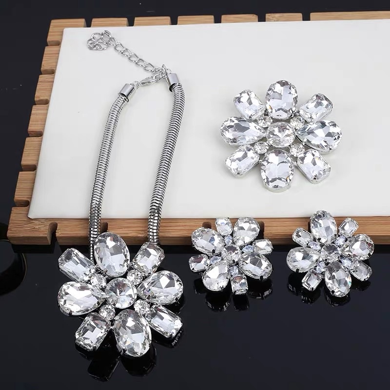 Dây chuyền choker hoa đá trắng to ôm cổ