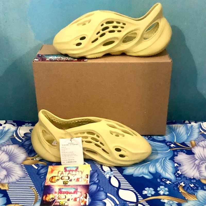 'Giày Cổ Thấp' adidas Yeezy Foam RNNR Sulfur