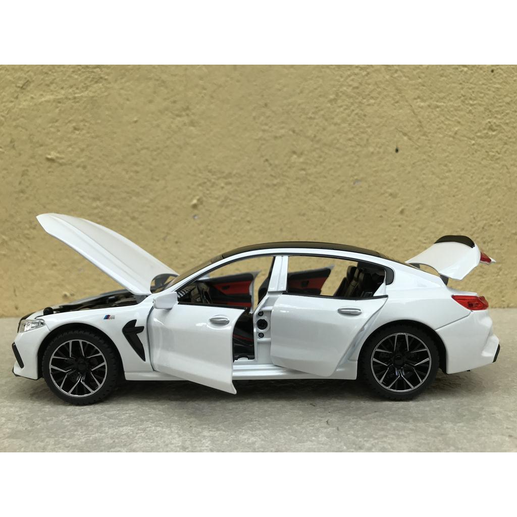 Mô hình xe ô tô BMW 800I 2022 1:24