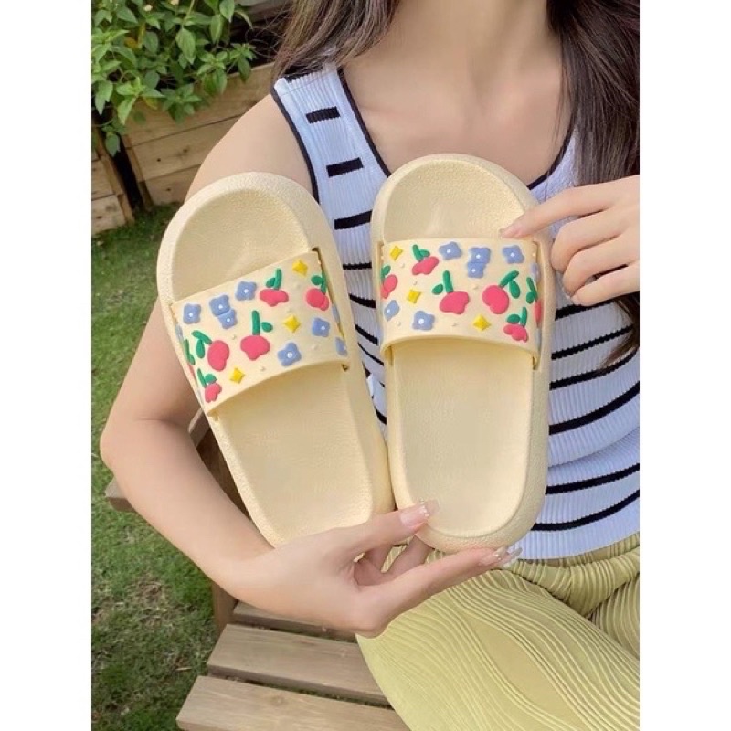 Dép Bánh Mì Hoạ Tiết Hoa Nhí In Nổi Hai Màu Kem & Đen Hot Trend Mùa Hè