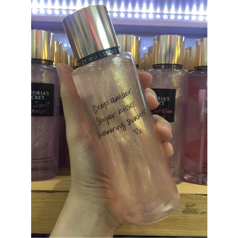 Xịt thơm nhũ Victoria's Secret Amber Romance Shimmer 250ml